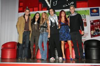 Dulce María feet photo thumbnail
