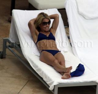 Kelly Ripa feet photo thumbnail