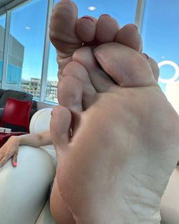 Kyle Unfug feet photo thumbnail