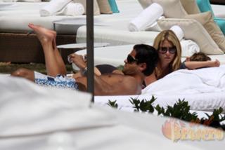 Kelly Ripa feet photo thumbnail