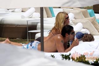 Kelly Ripa feet photo thumbnail