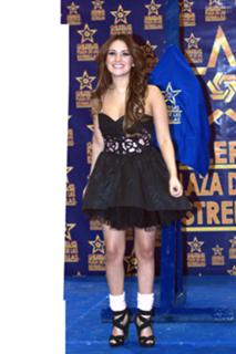 Dulce María feet photo thumbnail