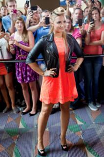 Demi Lovato feet photo thumbnail
