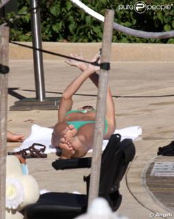 Kelly Ripa feet photo thumbnail