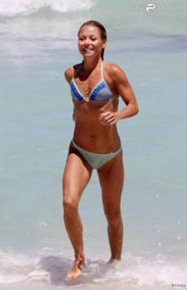 Kelly Ripa feet photo thumbnail