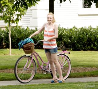 Dakota Fanning feet photo thumbnail