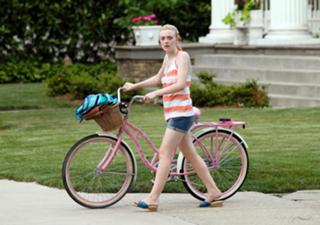 Dakota Fanning feet photo thumbnail