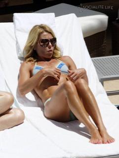 Kelly Ripa feet photo thumbnail
