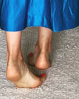 Mariska Hargitay feet photo thumbnail