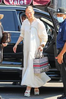 Jennifer Lopez feet photo thumbnail