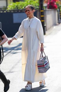 Jennifer Lopez feet photo thumbnail