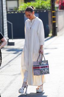 Jennifer Lopez feet photo thumbnail