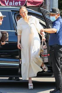 Jennifer Lopez feet photo thumbnail