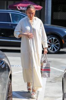 Jennifer Lopez feet photo thumbnail