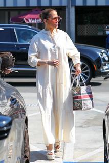 Jennifer Lopez feet photo thumbnail