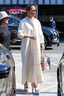 Jennifer Lopez feet photo thumbnail
