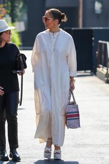 Jennifer Lopez feet photo thumbnail