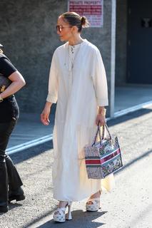 Jennifer Lopez feet photo thumbnail