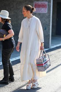 Jennifer Lopez feet photo thumbnail