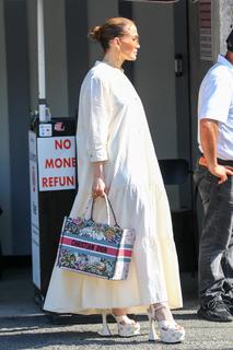 Jennifer Lopez feet photo thumbnail