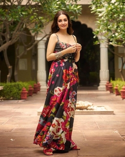 Dia Mirza feet photo thumbnail