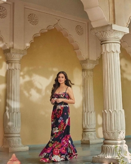 Dia Mirza feet photo thumbnail