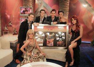Dulce María feet photo thumbnail