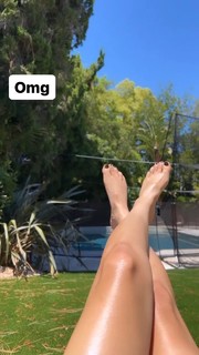 Erin Lim feet photo thumbnail