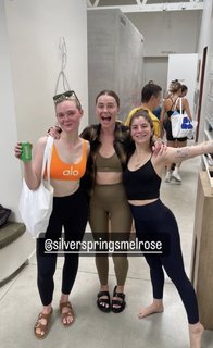 Elle Fanning feet photo thumbnail
