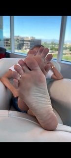 Kyle Unfug feet photo thumbnail
