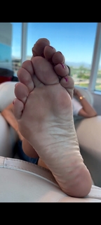 Kyle Unfug feet photo thumbnail