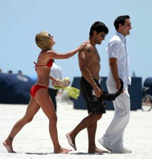 Kelly Ripa feet photo thumbnail