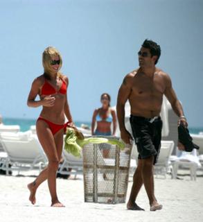 Kelly Ripa feet photo thumbnail