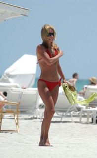 Kelly Ripa feet photo thumbnail