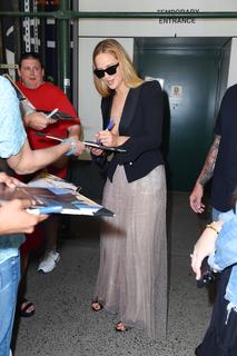 Jennifer Lawrence feet photo thumbnail