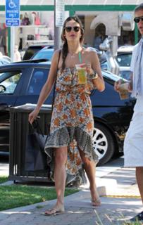 Alessandra Ambrosio feet photo thumbnail