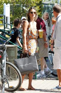 Alessandra Ambrosio feet photo thumbnail