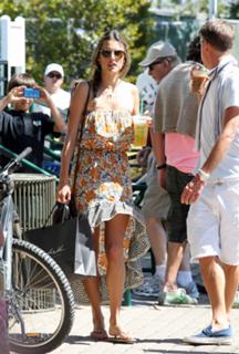 Alessandra Ambrosio feet photo thumbnail
