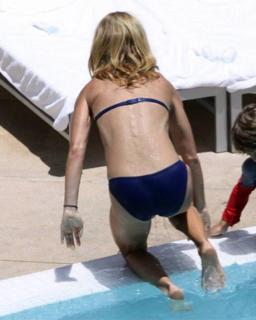 Kelly Ripa feet photo thumbnail