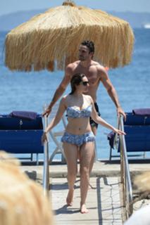 Kelly Brook feet photo thumbnail
