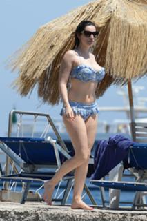 Kelly Brook feet photo thumbnail
