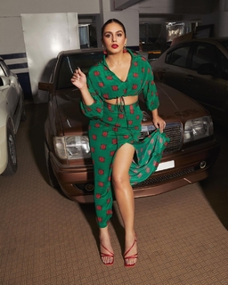 Huma Qureshi feet photo thumbnail