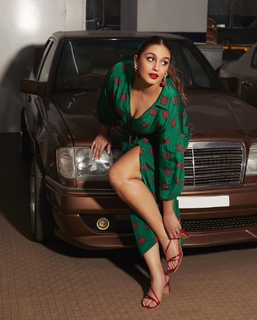 Huma Qureshi feet photo thumbnail