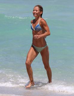 Kelly Ripa feet photo thumbnail