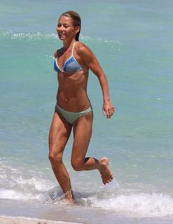Kelly Ripa feet photo thumbnail