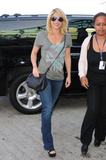 Shakira feet photo thumbnail