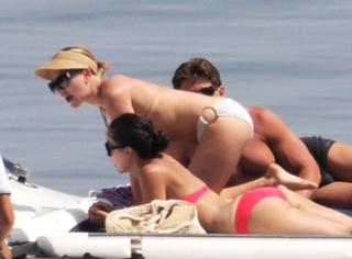 Scarlett Johansson feet photo thumbnail