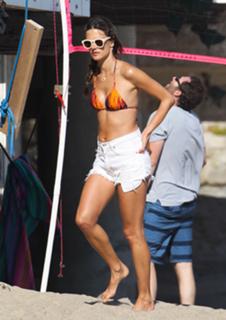 Alessandra Ambrosio feet photo thumbnail