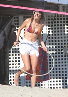 Alessandra Ambrosio feet photo thumbnail