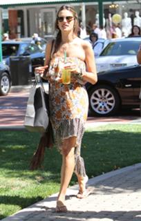 Alessandra Ambrosio feet photo thumbnail